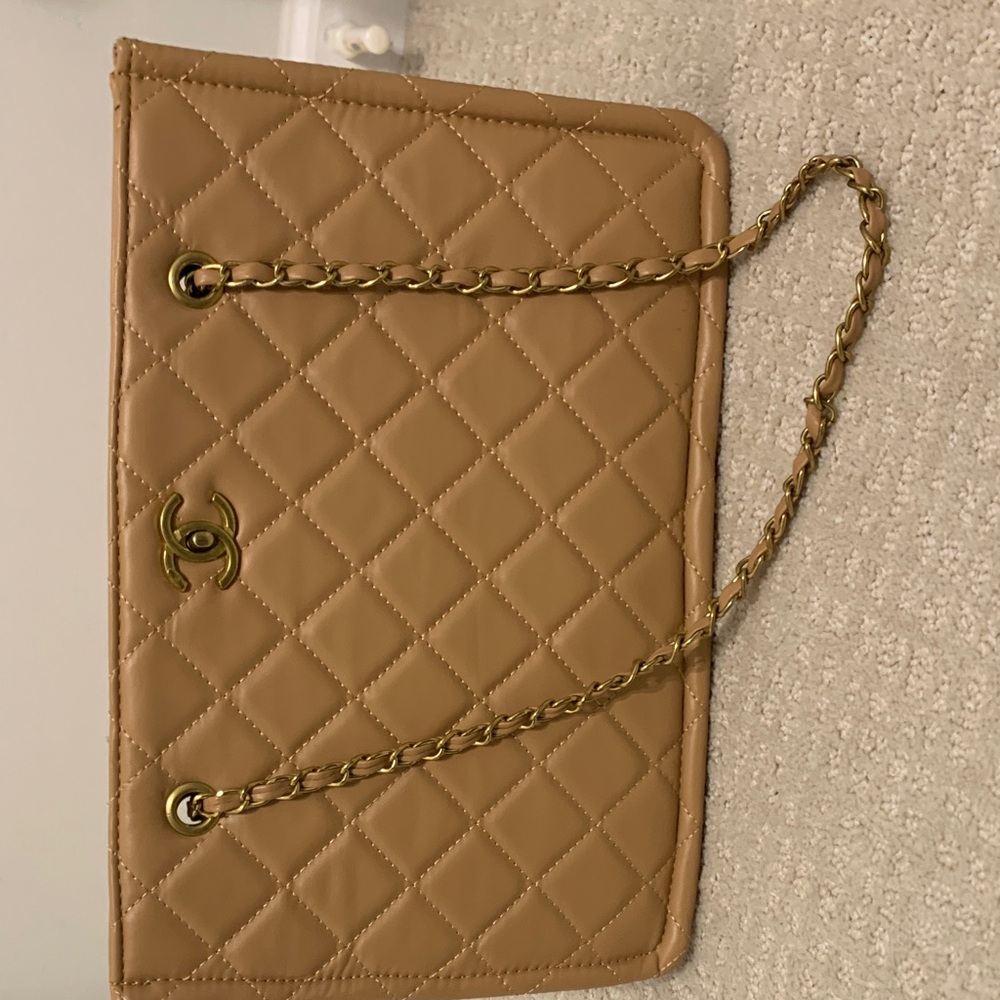 Elegant Quilted Shoulder Bag in Tan - Picture 6 of 6